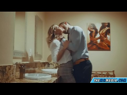 ❤️ Khi một cô gái tóc vàng busty quyến rũ bạn trong một nhà vệ sinh công cộng Sex video tại chúng tôi ❌️❤